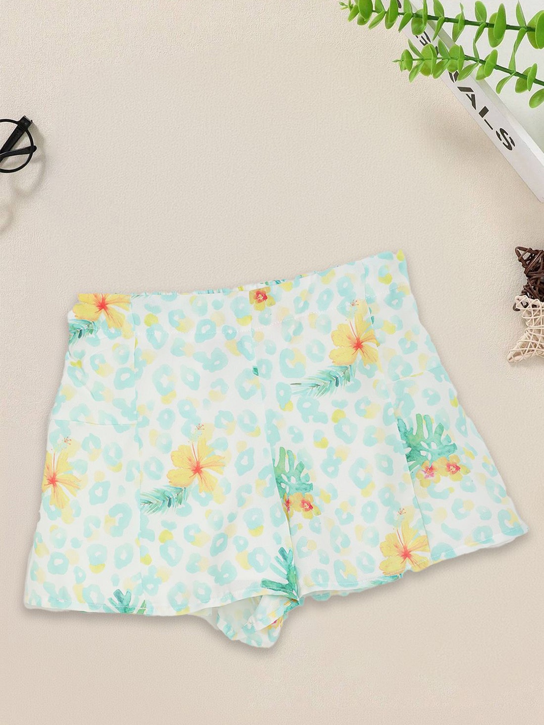 

FOREVER FRIDAY Girls Floral Printed Shorts, Off white