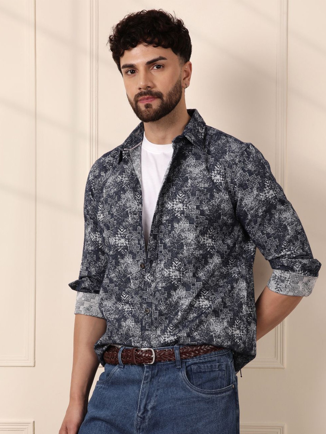 

WROGN Men Comfort Fit Spread Collar Abstract Printed Casual Shirt, Black