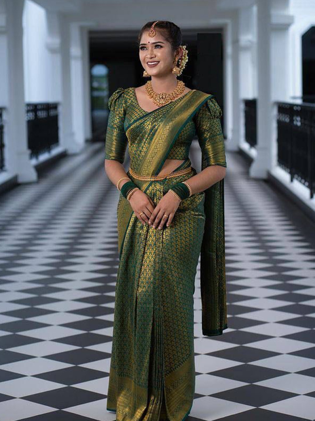 

APNISHA Woven Design Zari Pure Silk Banarasi Saree, Green