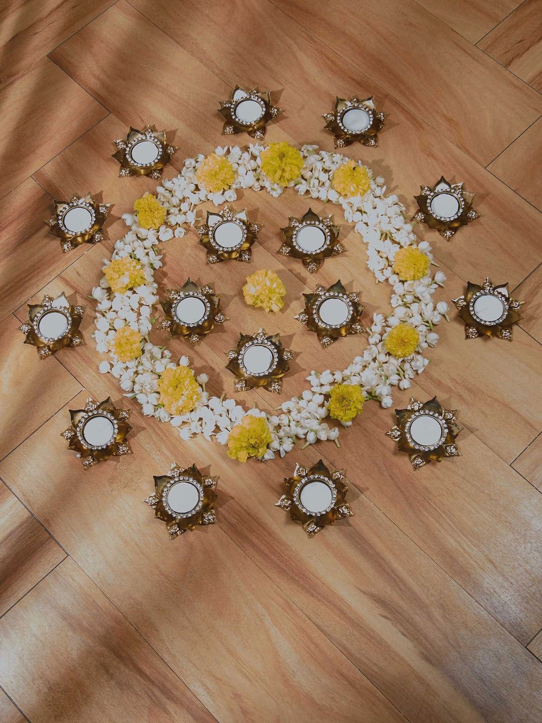 

Mason Home Gold-Toned Set of 16 Festive Diyas-1120
