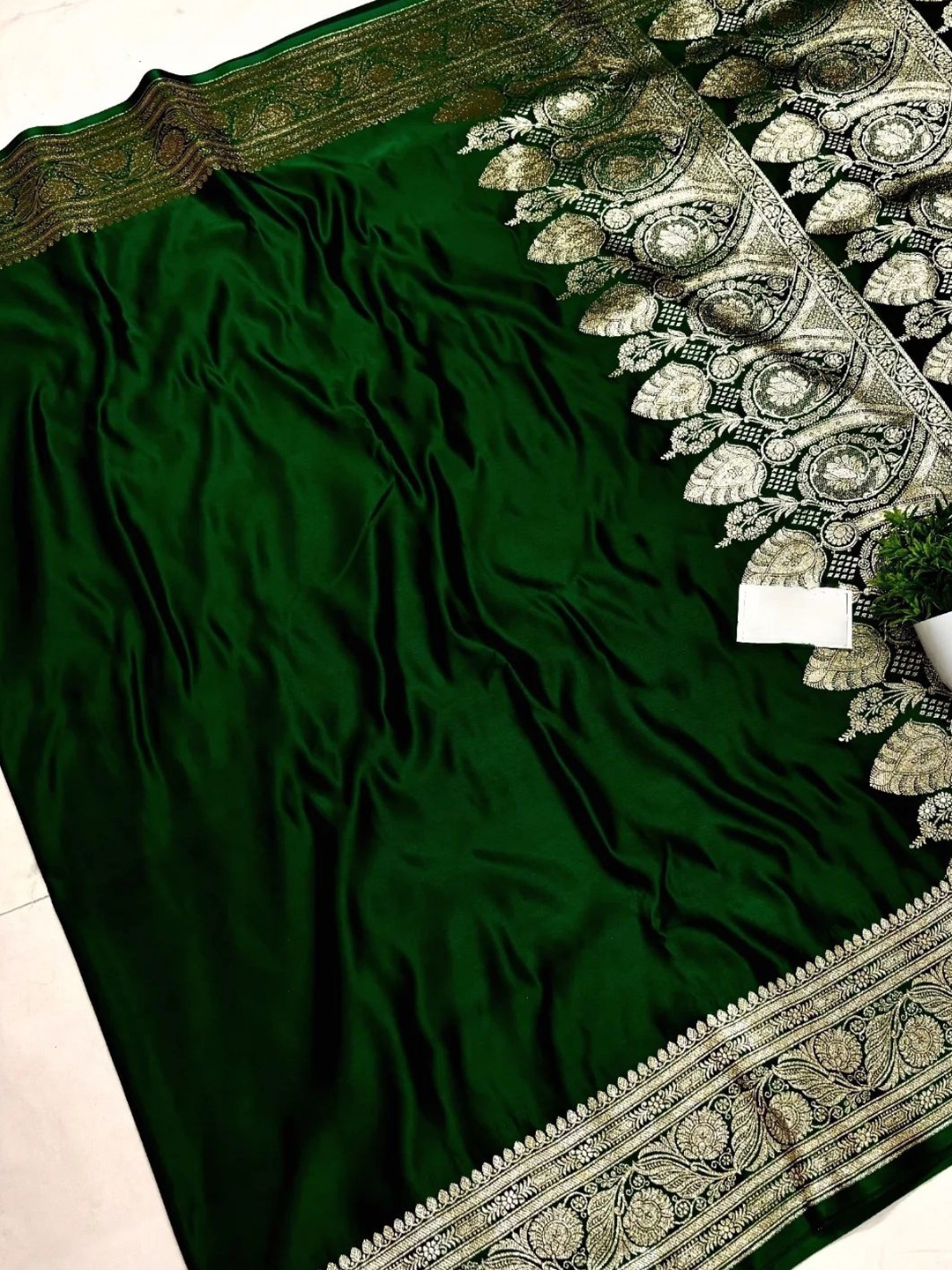 

DIVASTRI Woven Design Zari Satin Banarasi Saree, Green