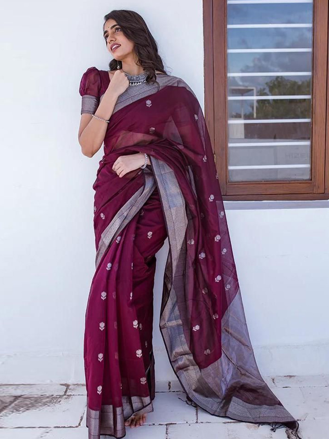 

APNISHA Floral Zari Pure Silk Banarasi Saree, Purple