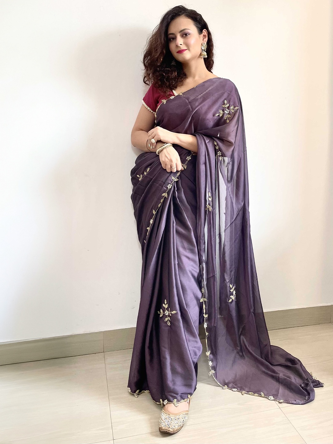 

DIVASTRI Embellished Embroidered Silk Blend Saree, Lavender