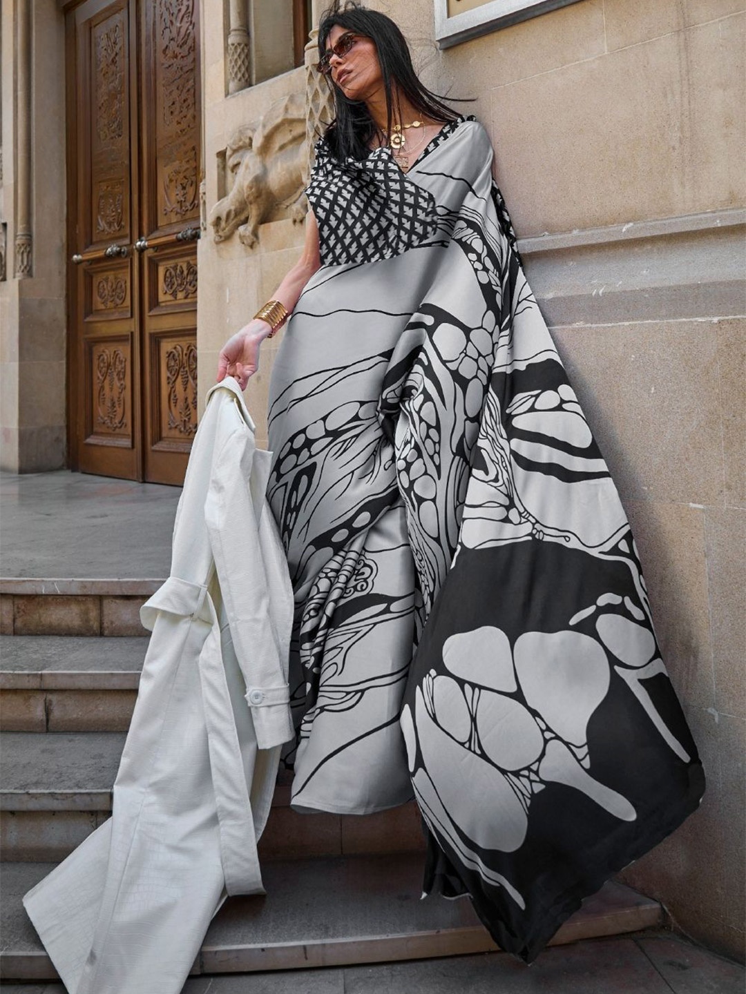 

BLENDIFY Printed Satin Daily Wear Saree, Grey