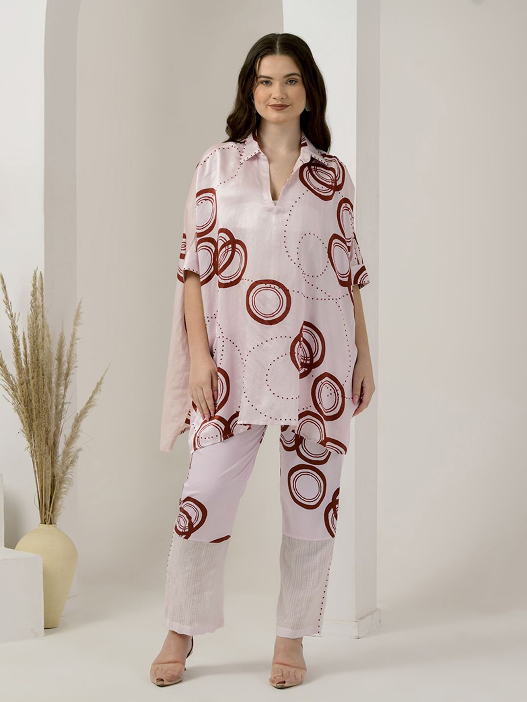 

First Resort by Ramola Bachchan Women Geometric Printed Kaftan Top And Trouser Bottom, Pink