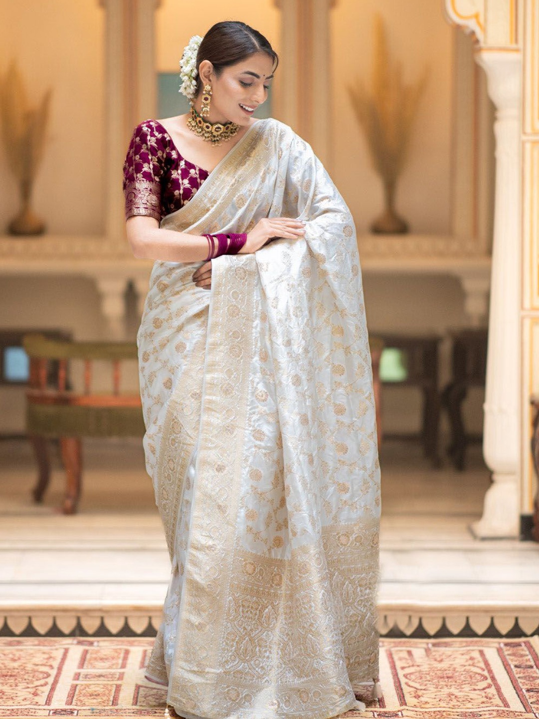 

APNISHA Woven Design Zari Pure Silk Banarasi Saree, White