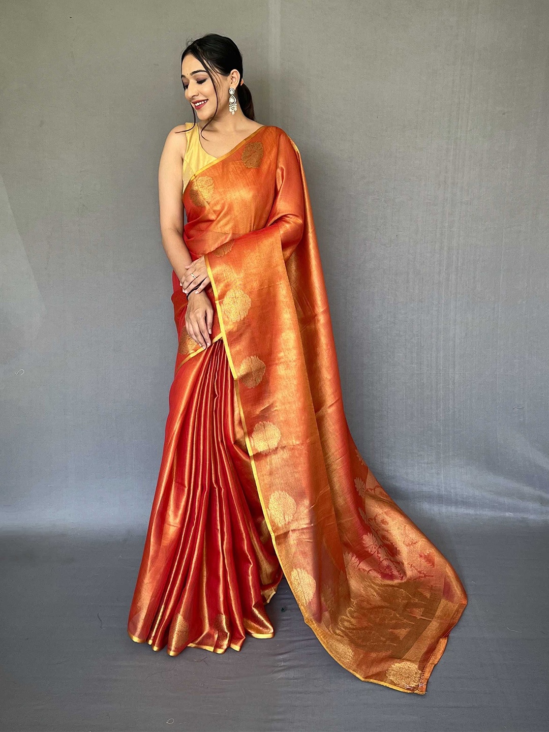 

DIVASTRI Woven Design Zari Tissue Saree, Red