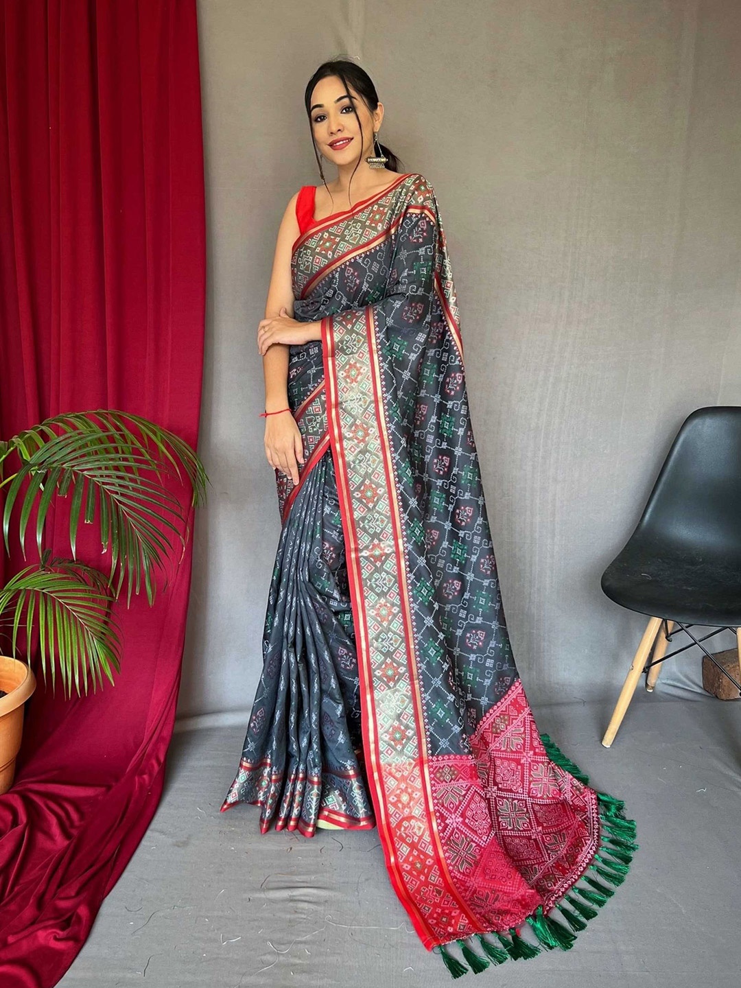 

DIVASTRI Abstract Printed Patola Saree, Grey