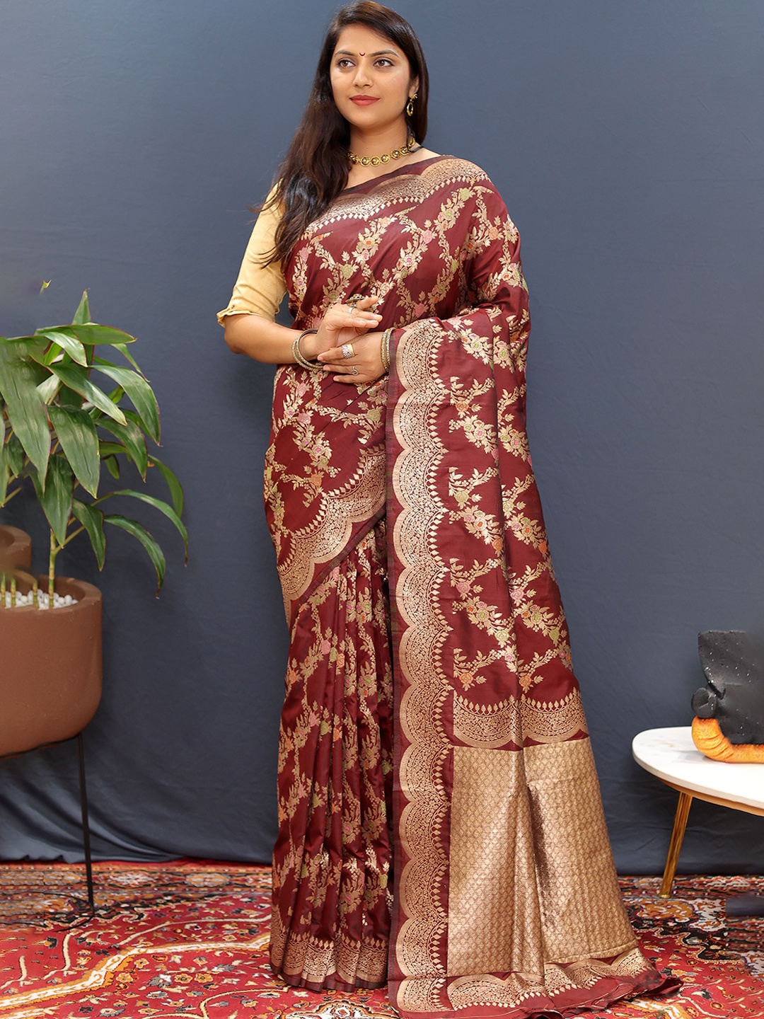

Kandora Floral Zari Pure Silk Heavy Work Paithani Saree, Maroon