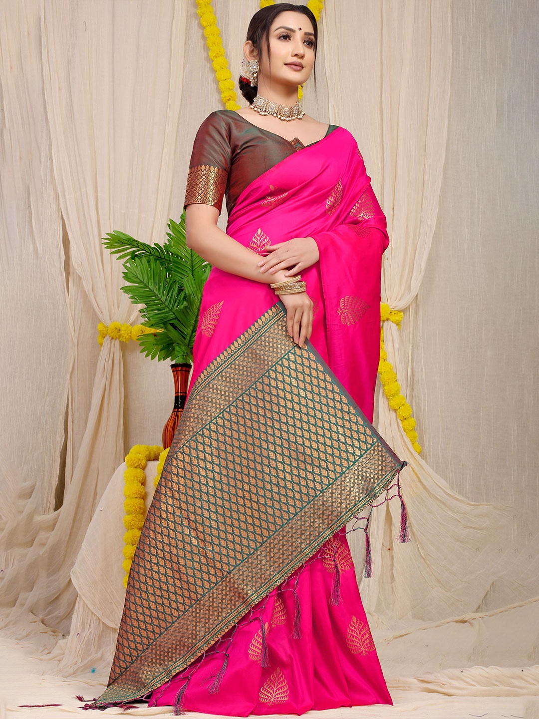

Kandora Ethnic Motifs Woven Design Zari Pure Silk Banarasi Saree, Pink