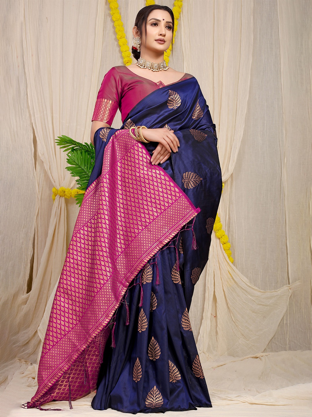 

Kandora Woven Design Zari Pure Silk Banarasi Saree, Navy blue