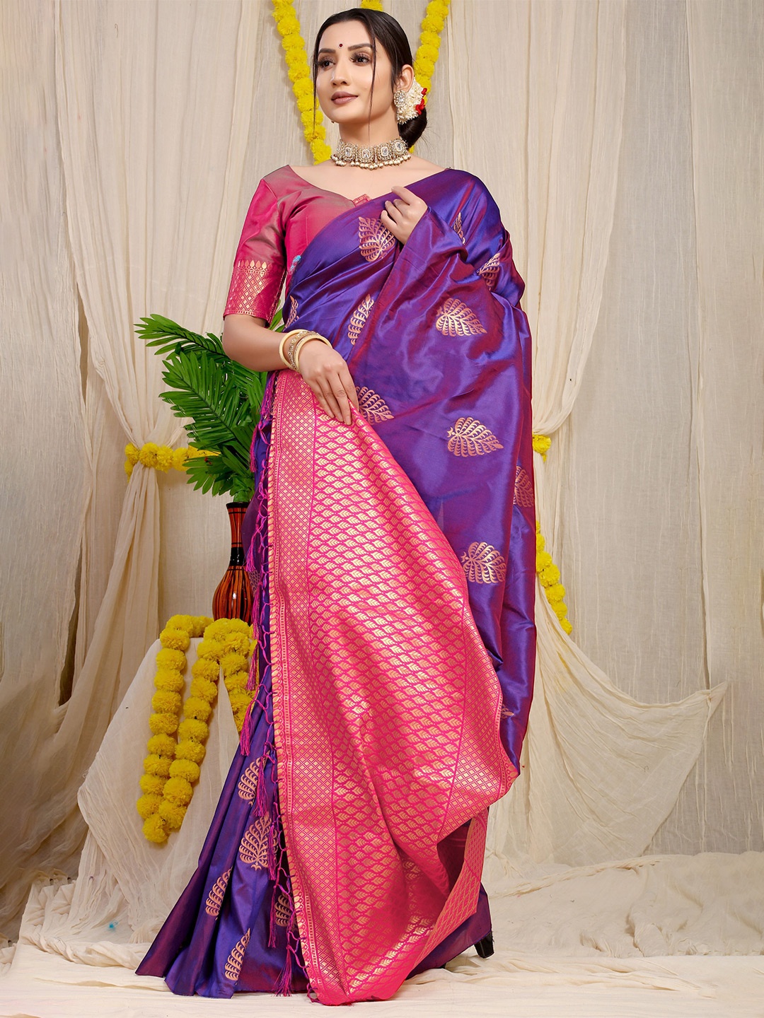 

Kandora Ethnic Motifs Woven Design Zari Pure Silk Banarasi Saree, Lavender