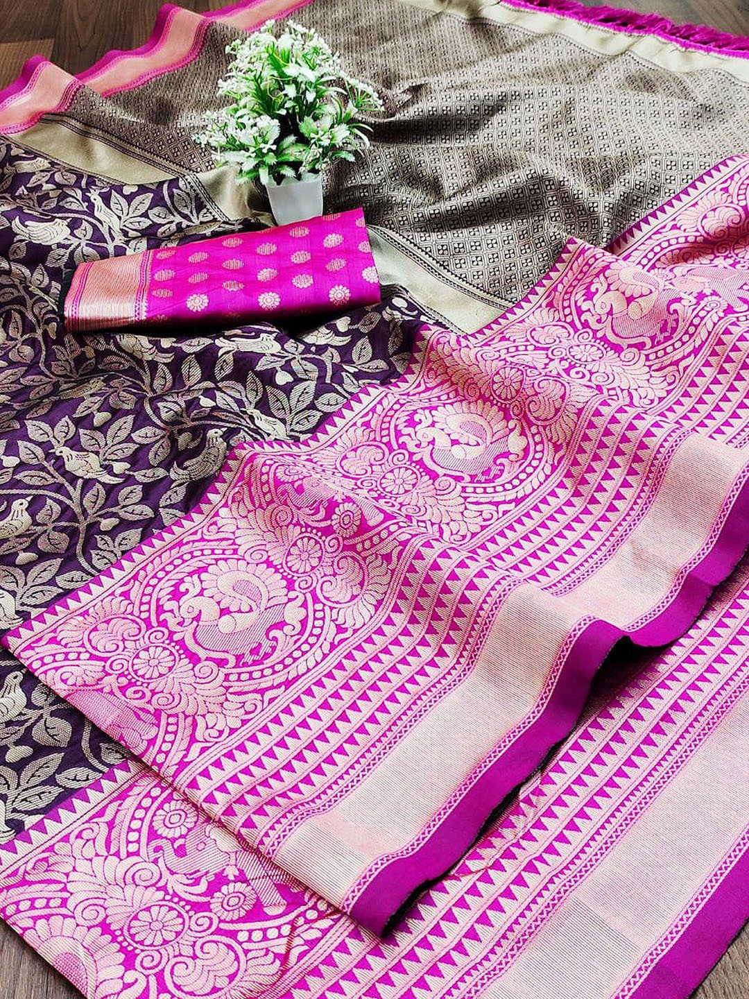 

DIVASTRI Floral Zari Pure Silk Banarasi Saree, Purple