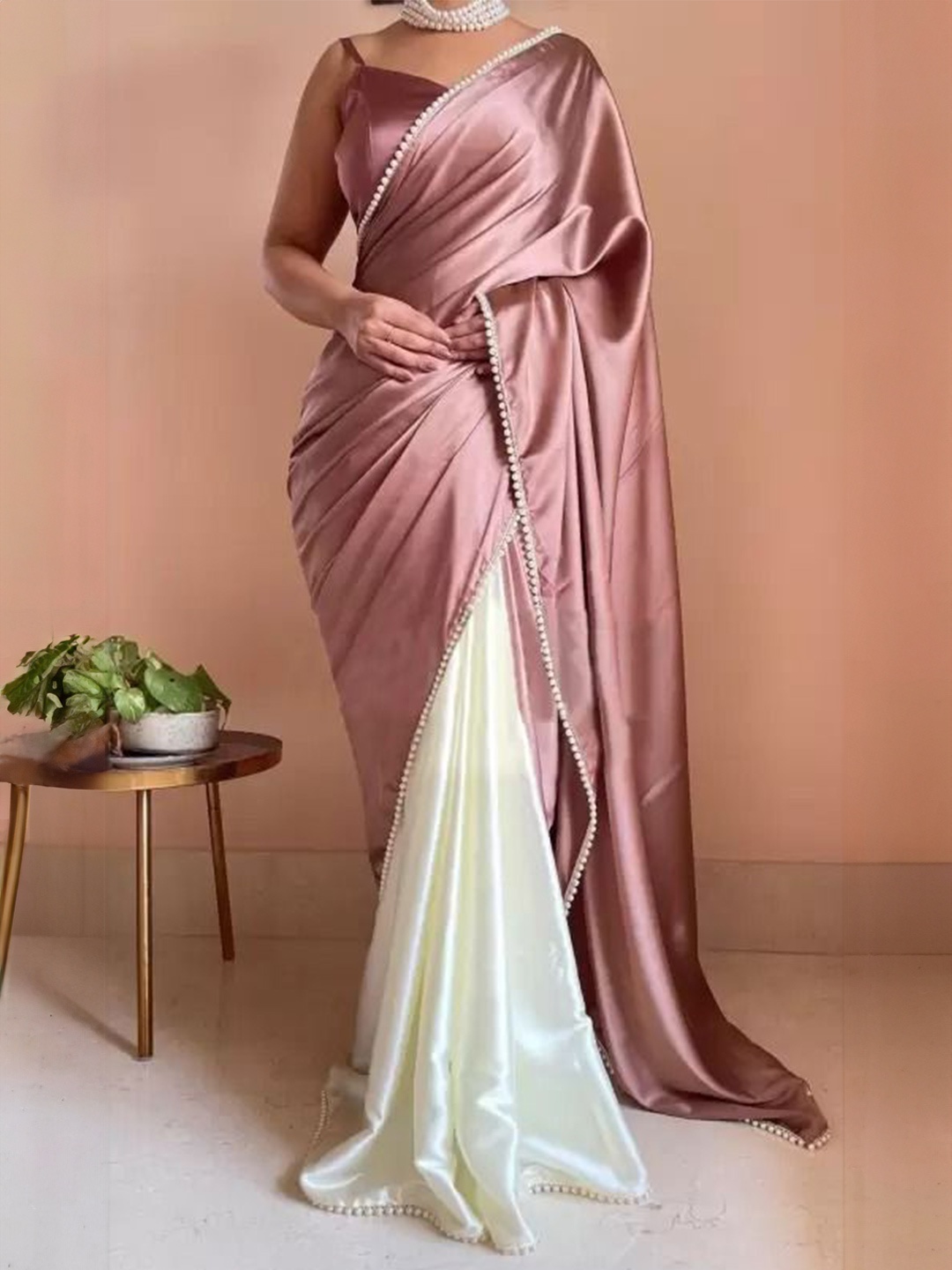 

SAADHVI Embellished Saree With An Unstitched Blouse Piece, Peach