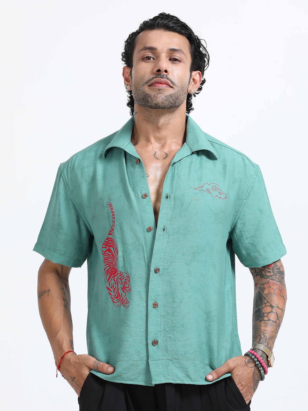 

Italian Colony Men Standard Relaxed Fit Cutaway Collar Graphic Printed Casual Shirt, Green