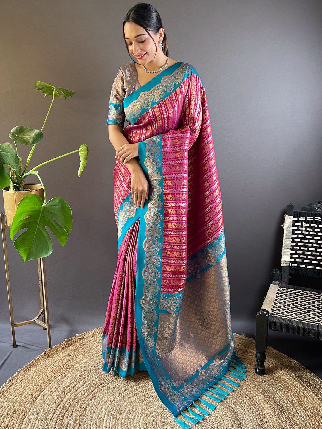 

Mitera Woven Design Zari Banarasi Saree With Unstitched Blouse Piece, Pink