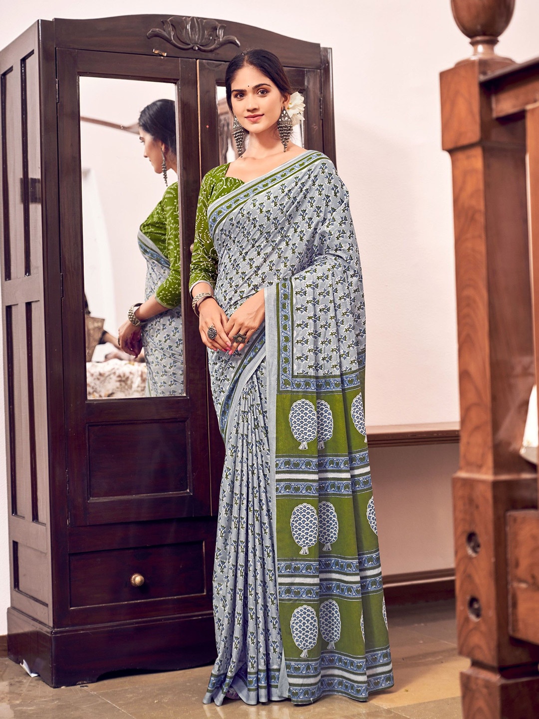 

RV CREATION Floral Printed Pure Cotton Bagru Saree, Grey