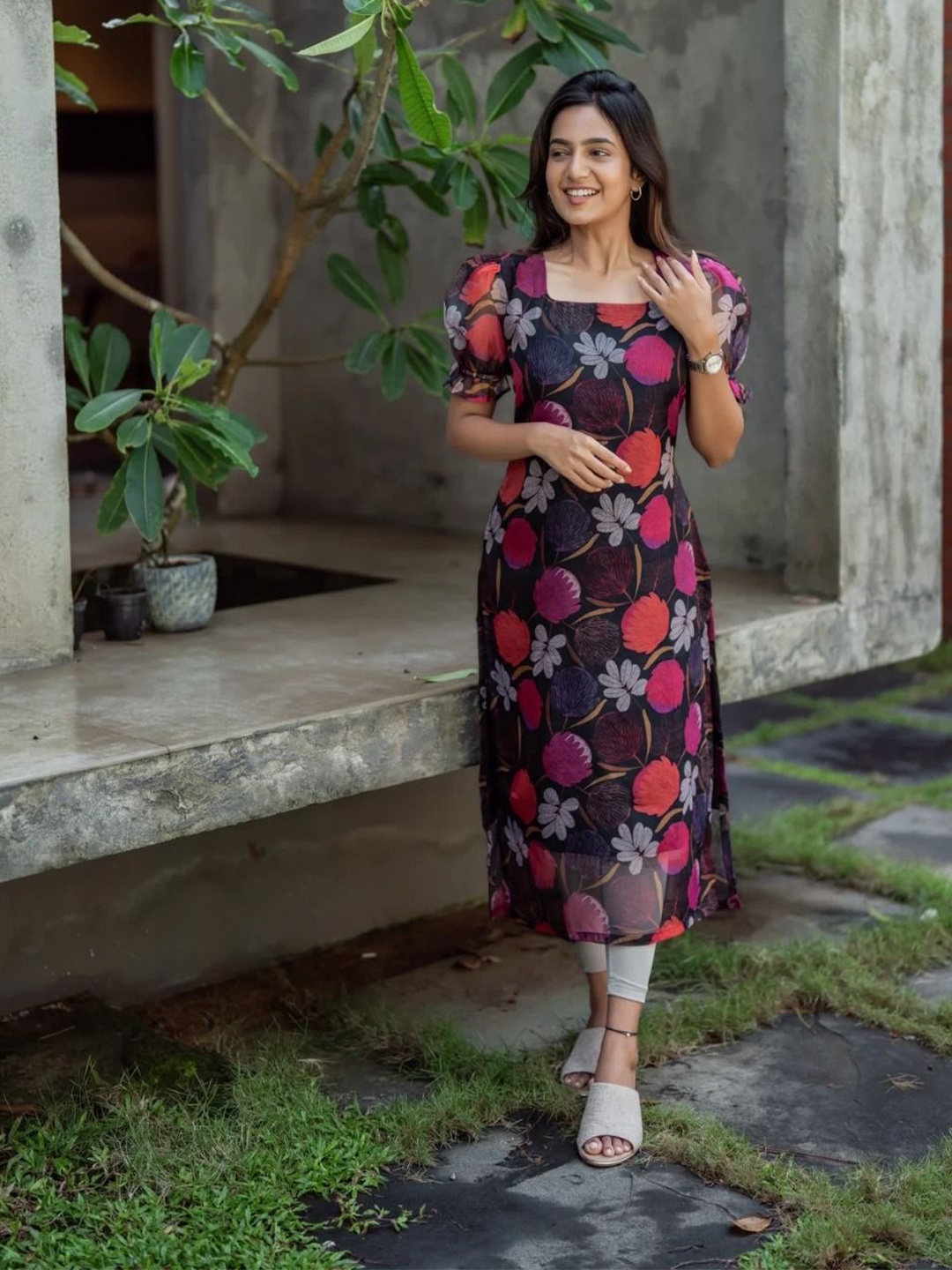 

BINDUDI Women Floral Printed Square Neck Straight Kurta, Black