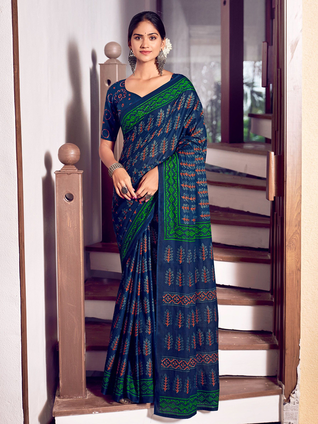 

RV CREATION Floral Printed Pure Cotton Bagru Saree, Navy blue