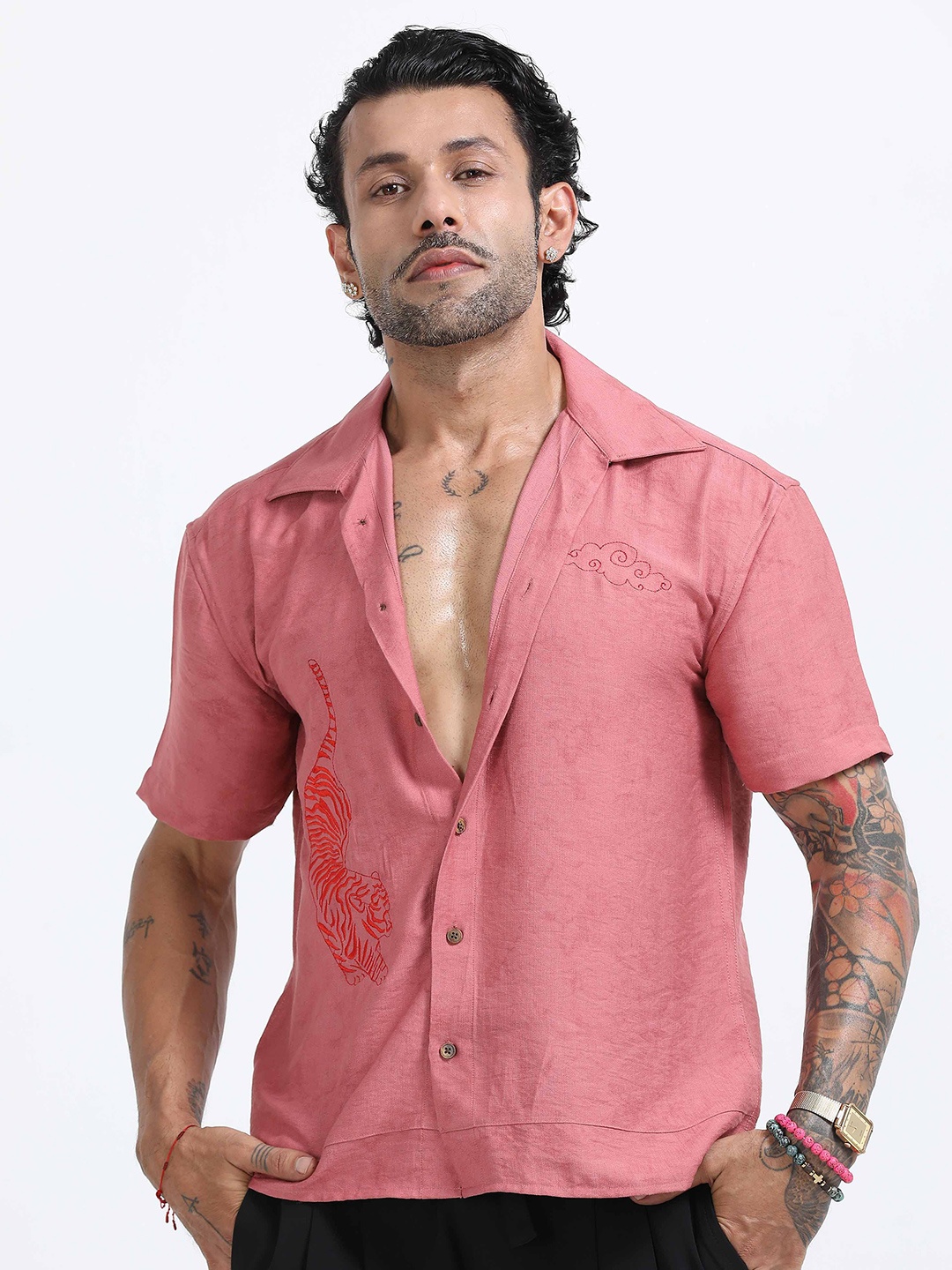 

Italian Colony Men Standard Relaxed Fit Cutaway Collar Graphic Printed Casual Shirt, Pink