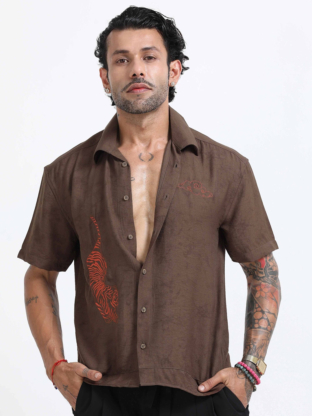 

Italian Colony Men Standard Relaxed Fit Cutaway Collar Graphic Printed Casual Shirt, Brown