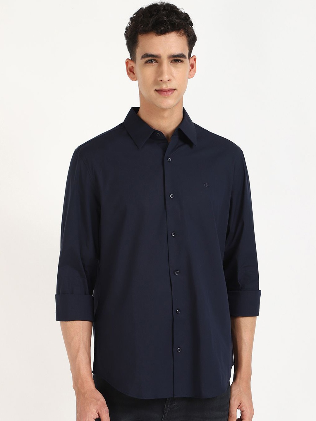 

Calvin Klein Jeans Men Spread Collar Solid Cotton Casual Shirt, Navy blue