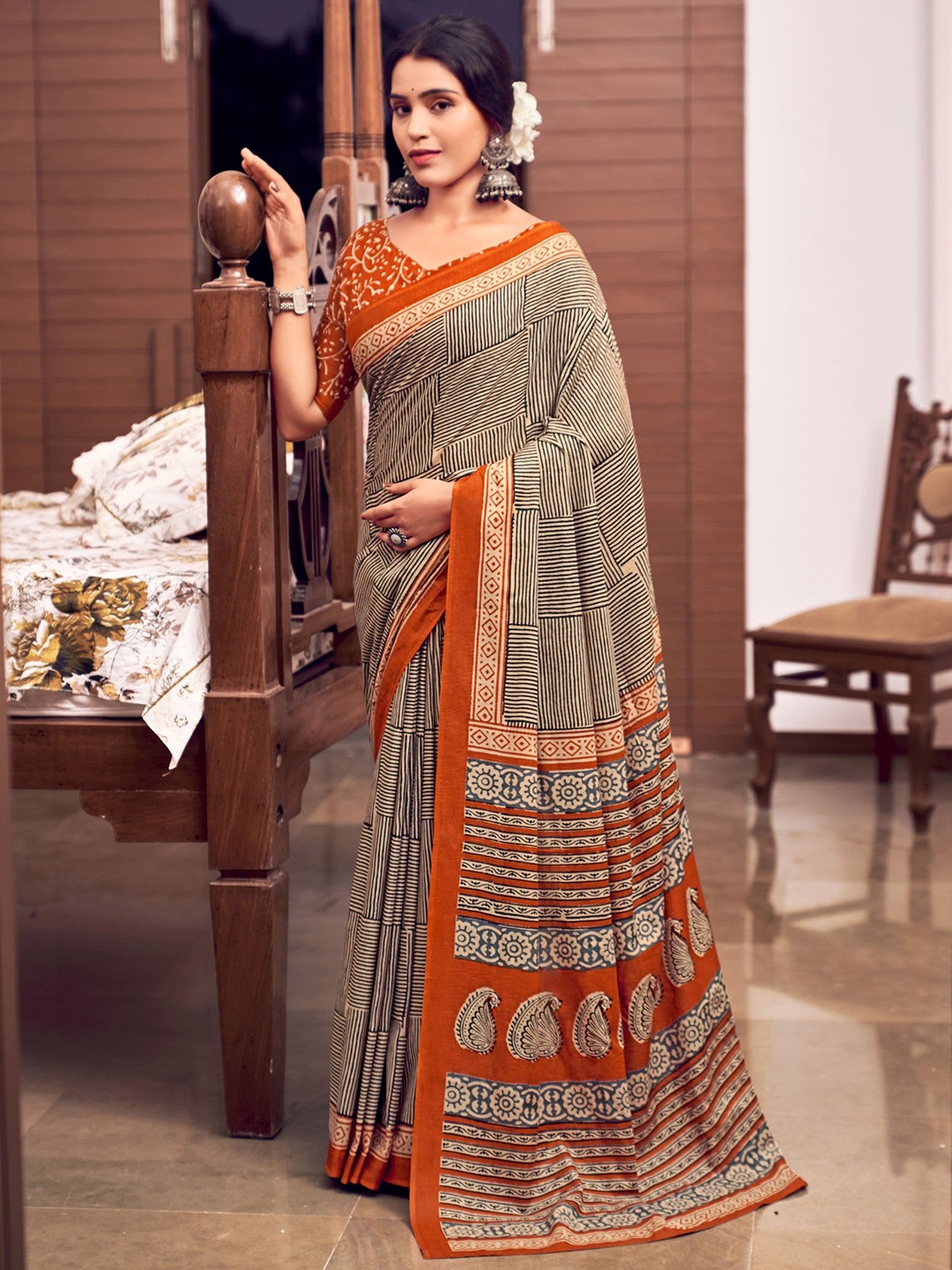 

RV CREATION Floral Printed Pure Cotton Bagru Saree, Black