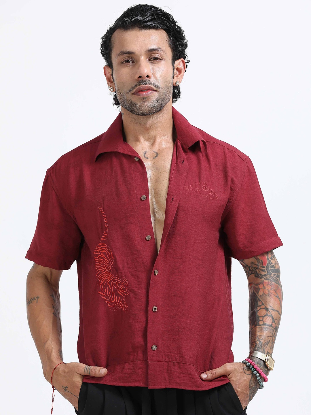 

Italian Colony Men Standard Relaxed Fit Cutaway Collar Graphic Printed Casual Shirt, Red