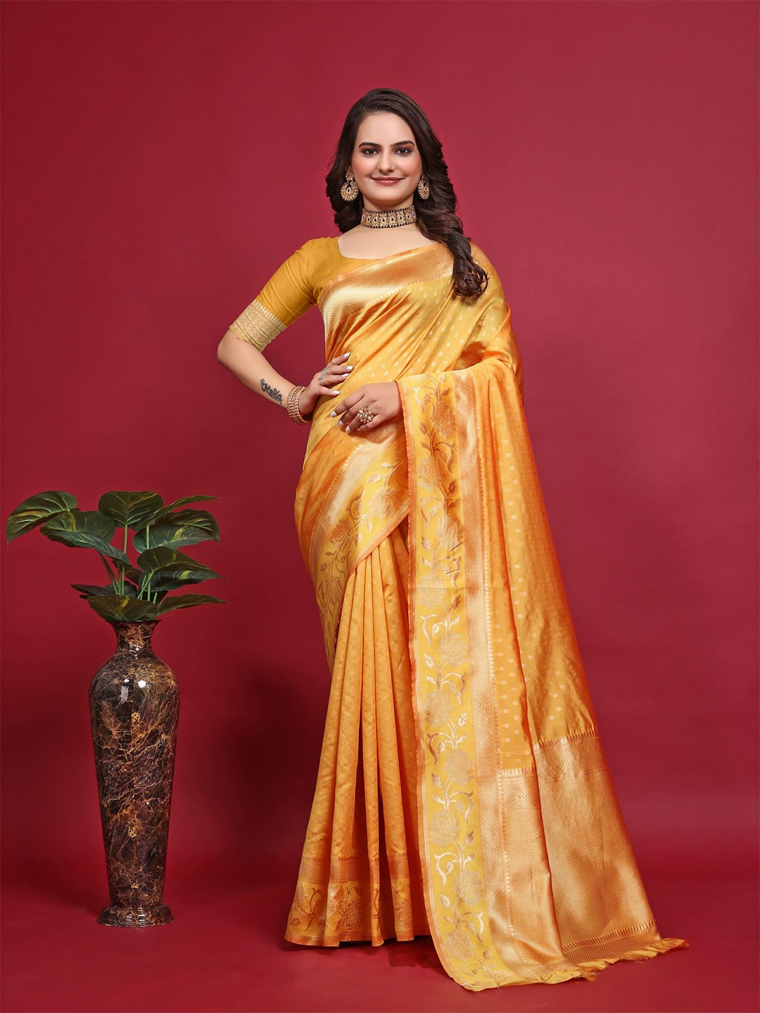 

Melok Woven Design Zari Art Silk Banarasi Saree, Gold