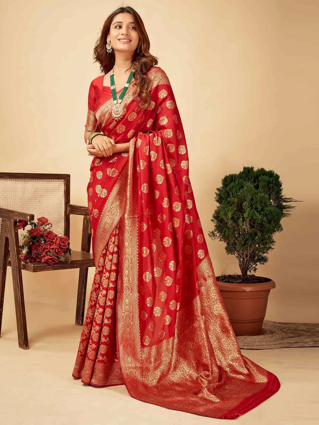 

Melok Woven Design Zari Art Silk Banarasi Saree, Red