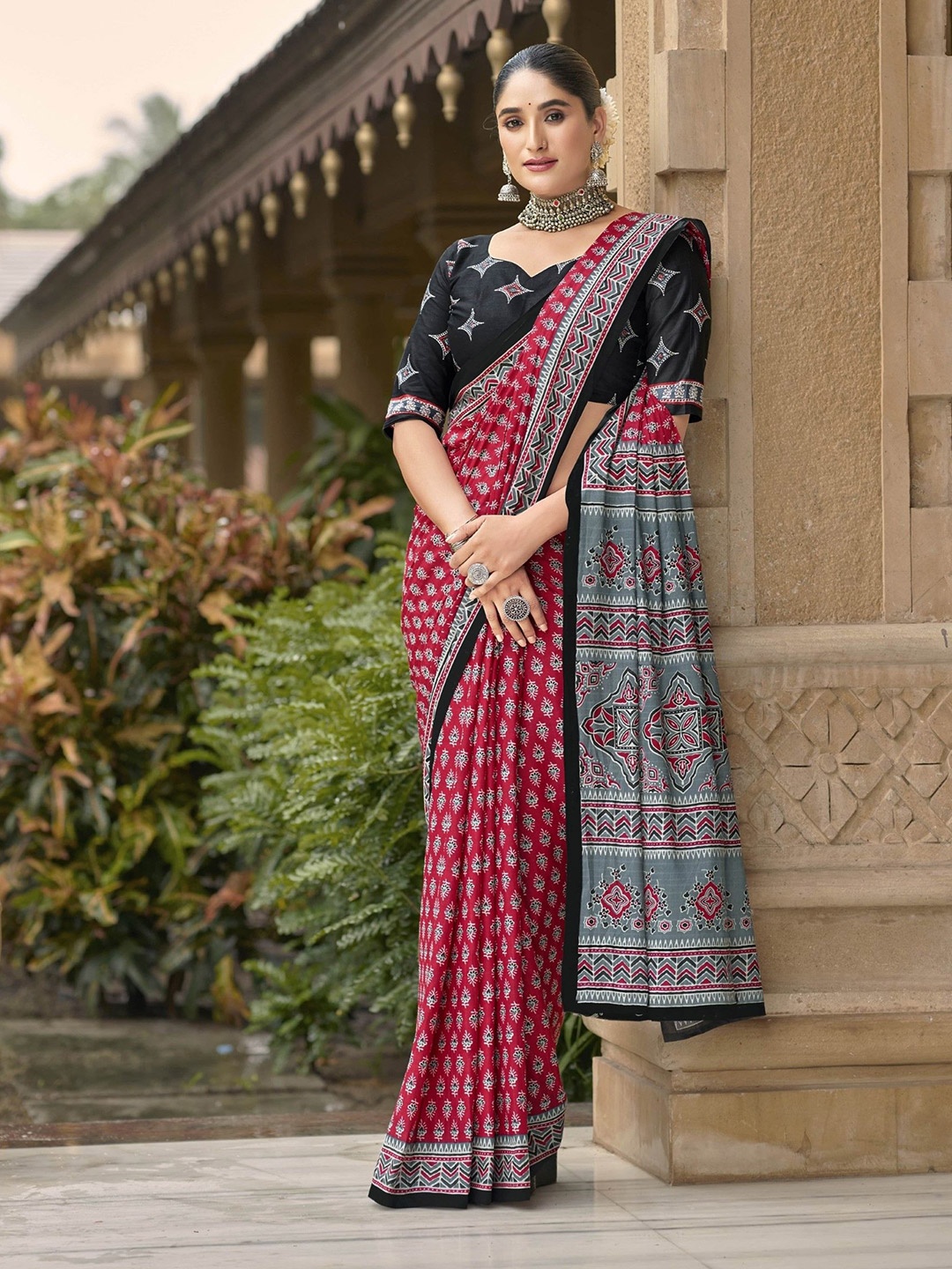 

RV CREATION Floral Pure Cotton Bagru Saree, Maroon