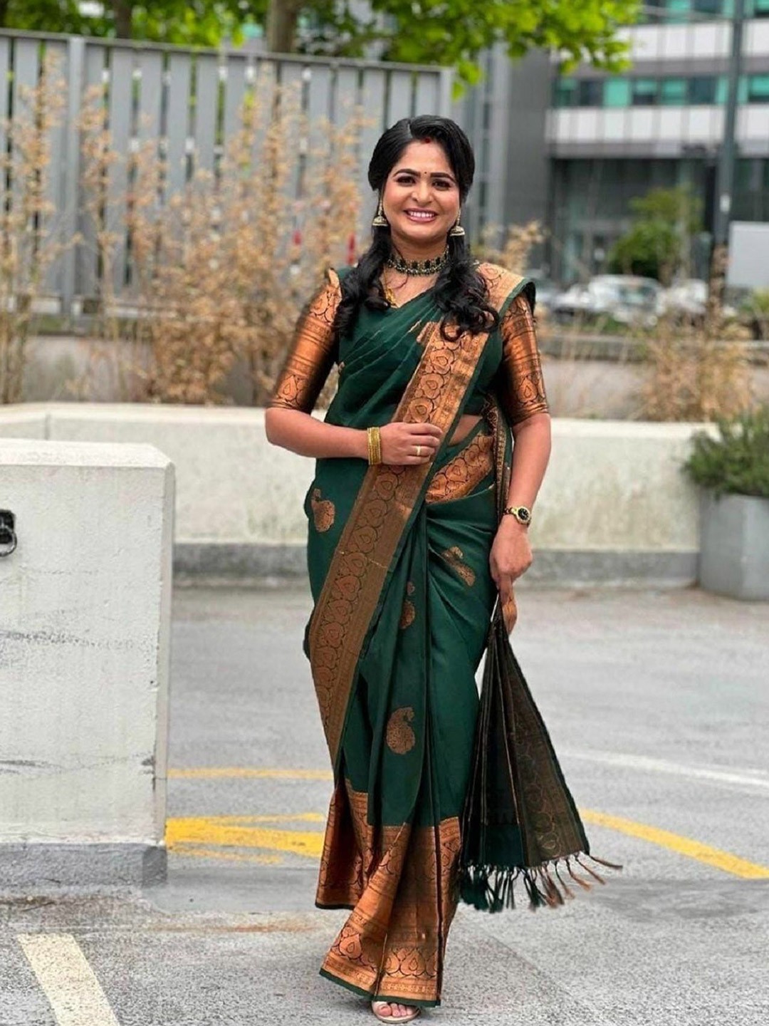 

A TO Z CART Paisley Woven Design Zari Pure Silk Saree, Green