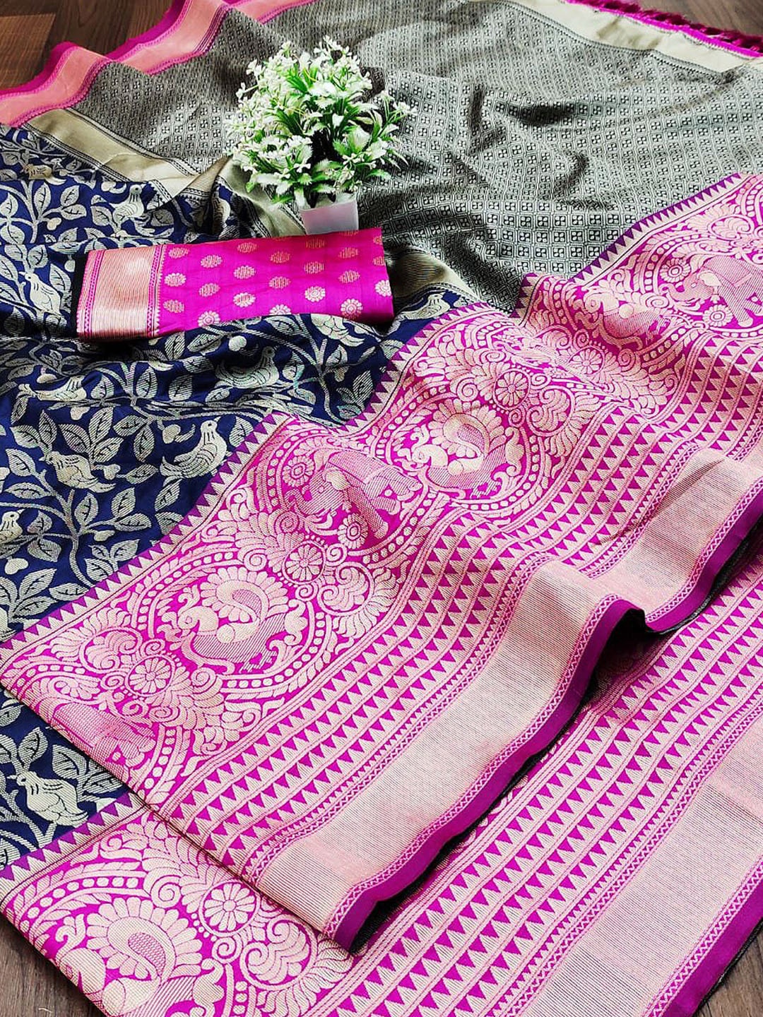 

DIVASTRI Floral Pure Silk Designer Banarasi Saree, Navy blue