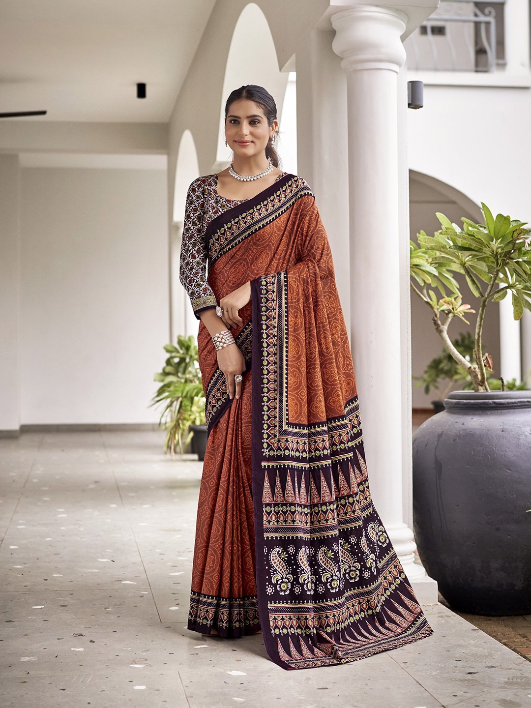 

RV CREATION Bandhani Printed Pure Cotton Bagru Saree, Brown