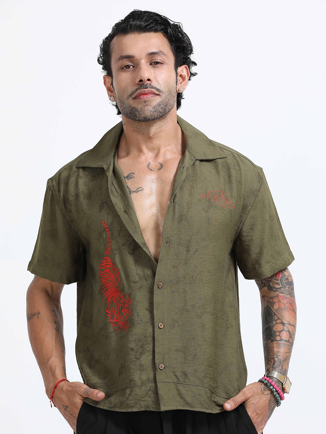 

Italian Colony Men Standard Relaxed Fit Cutaway Collar Graphic Printed Casual Shirt, Olive