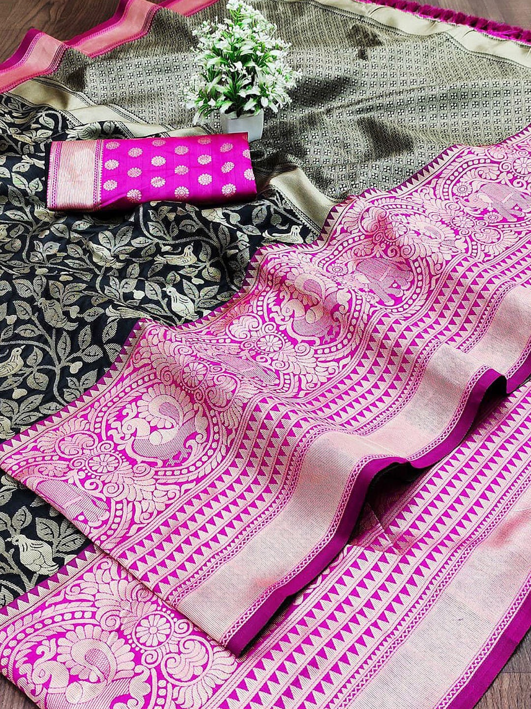 

DIVASTRI Woven Design Floral Pure Silk Banarasi Saree, Black
