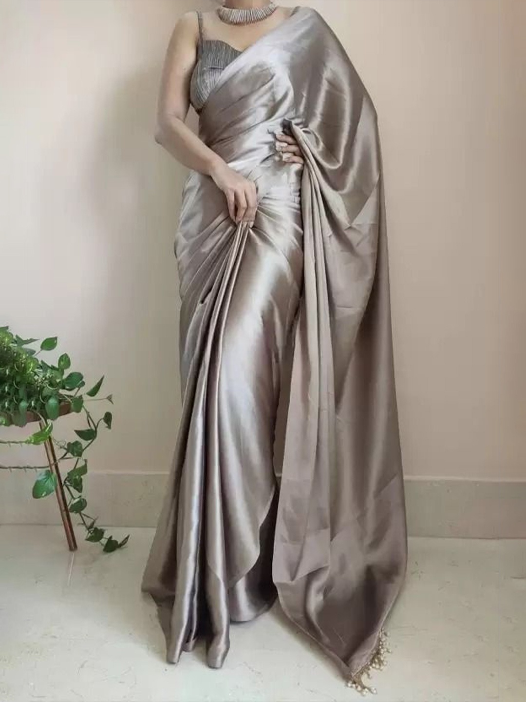 

SAADHVI Solid Satin Saree, Grey