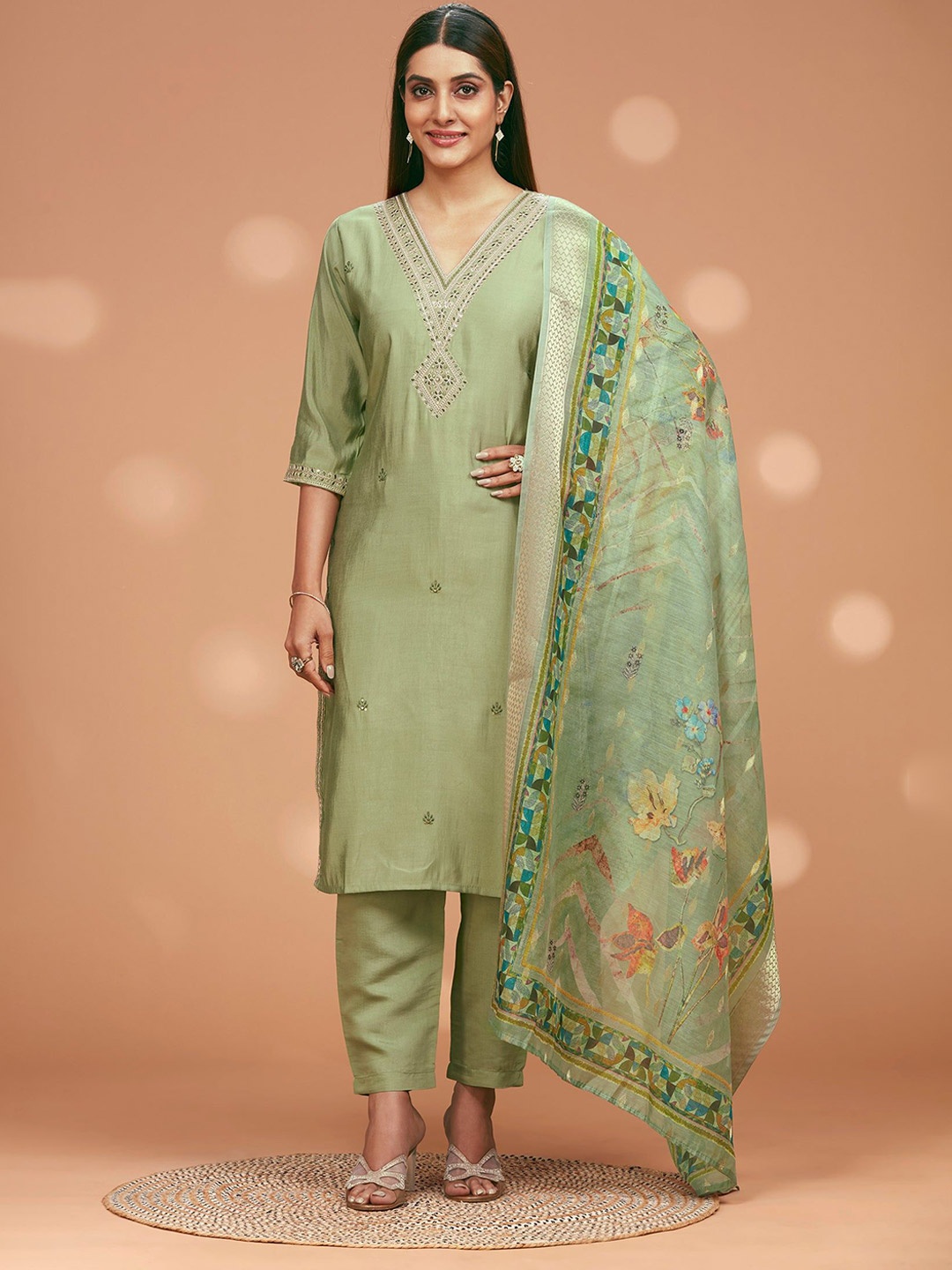 

FREYAA Women Embroidered Yoke or Border Kurta Set With Dupatta, Green