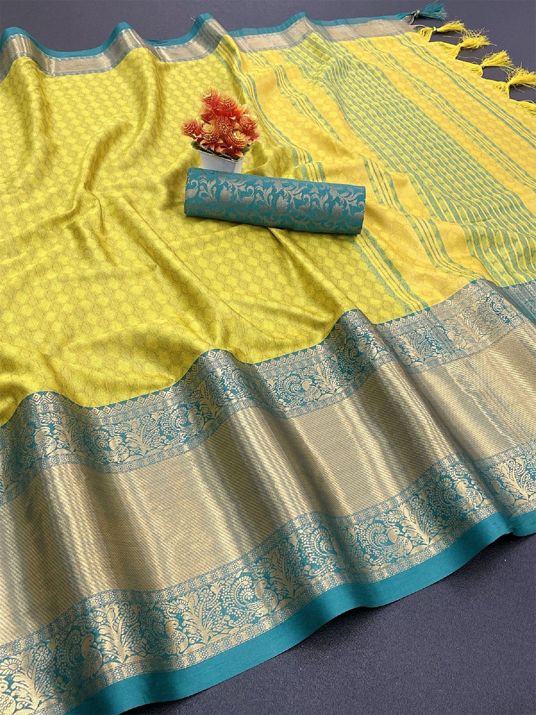 

Aika Ethnic Motifs Zari Pure Georgette Saree, Green