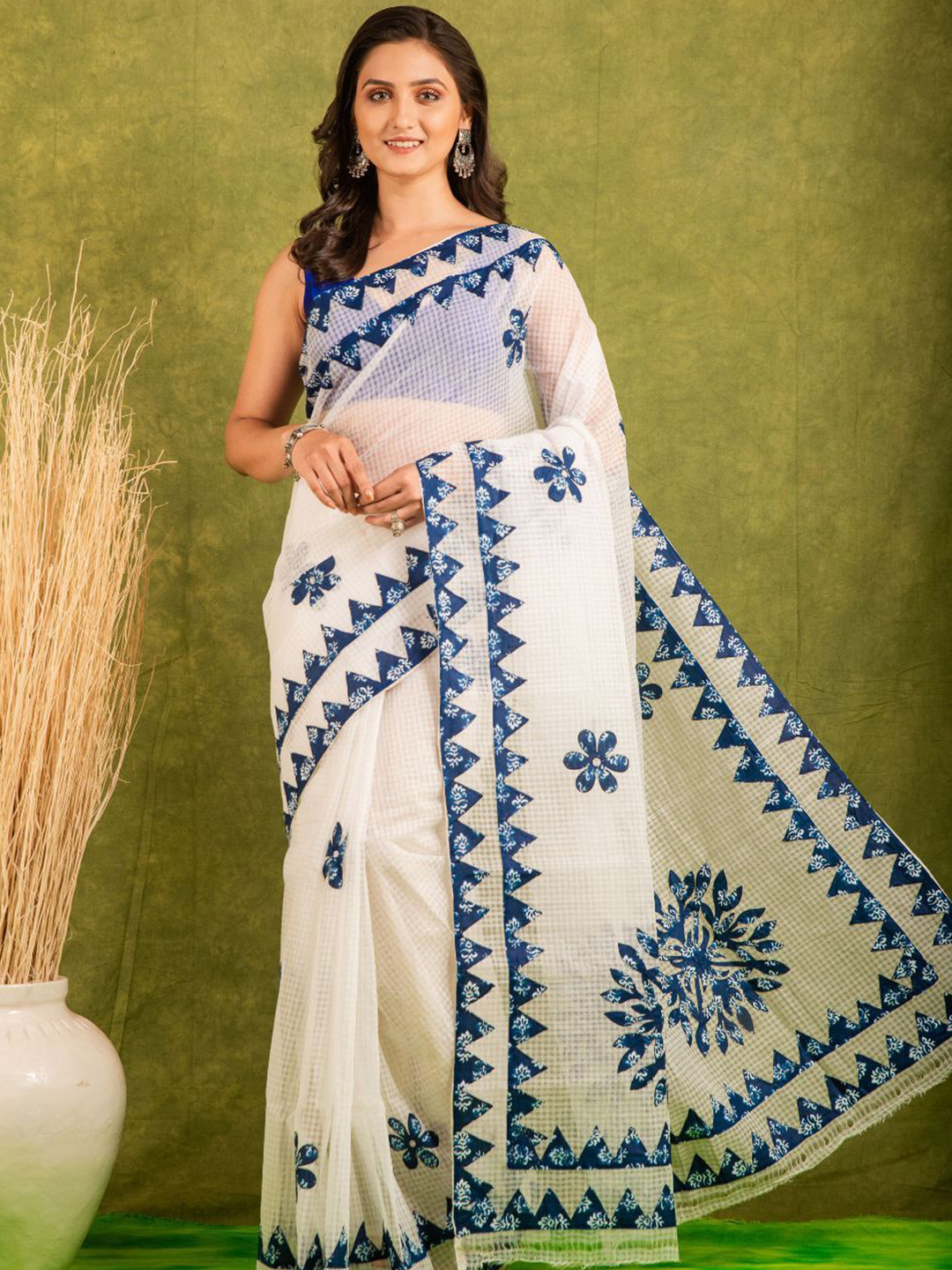 

NIGHTSHADES Woven Design Saree, White