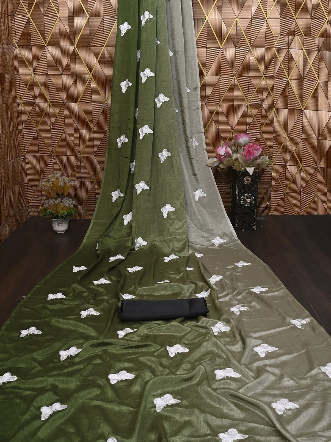 

Aika Saree, Grey