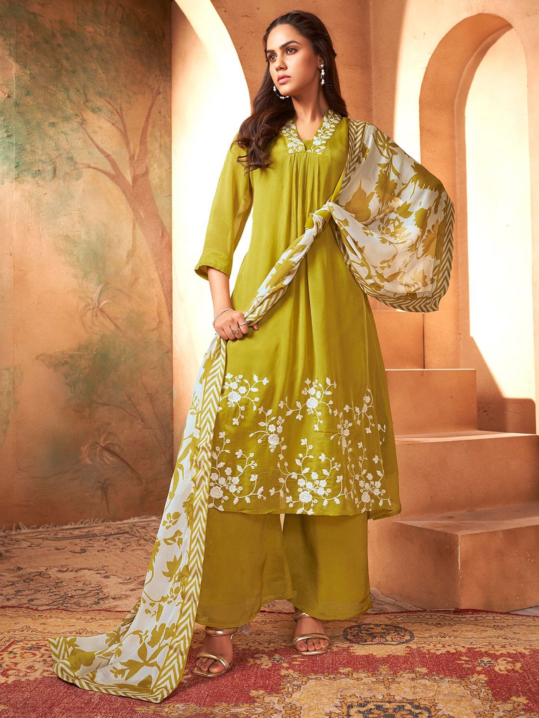 

FREYAA Women Floral Embroidered Kurta With Palazzos Set, Yellow