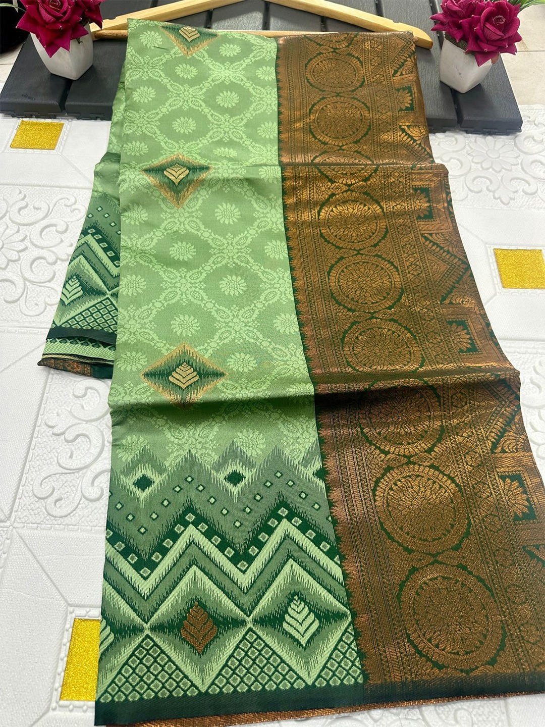 

Aika Woven Design Zari Pure Silk Banarasi Saree, Green