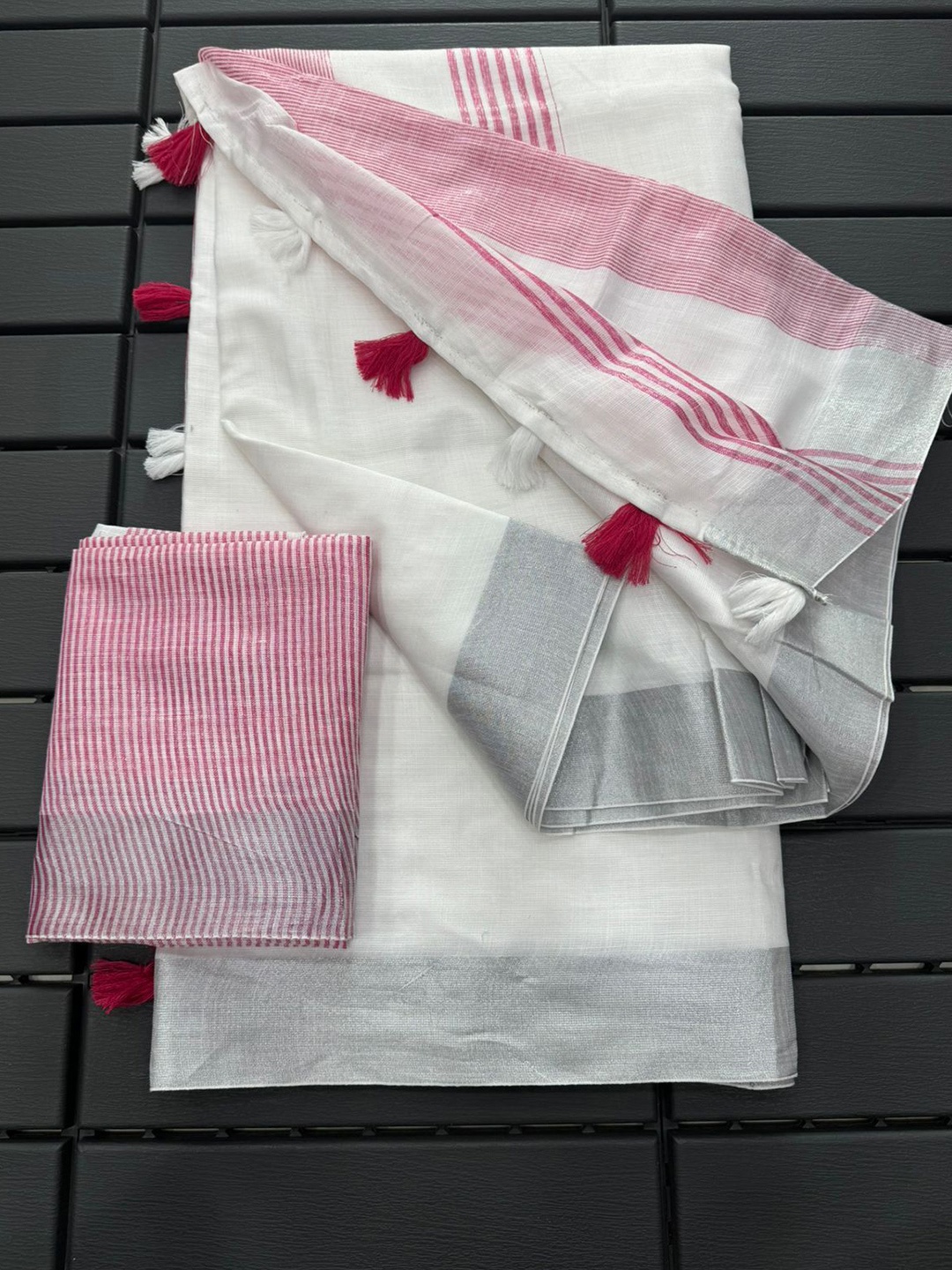 

Aika Zari Pure Silk Banarasi Saree, White