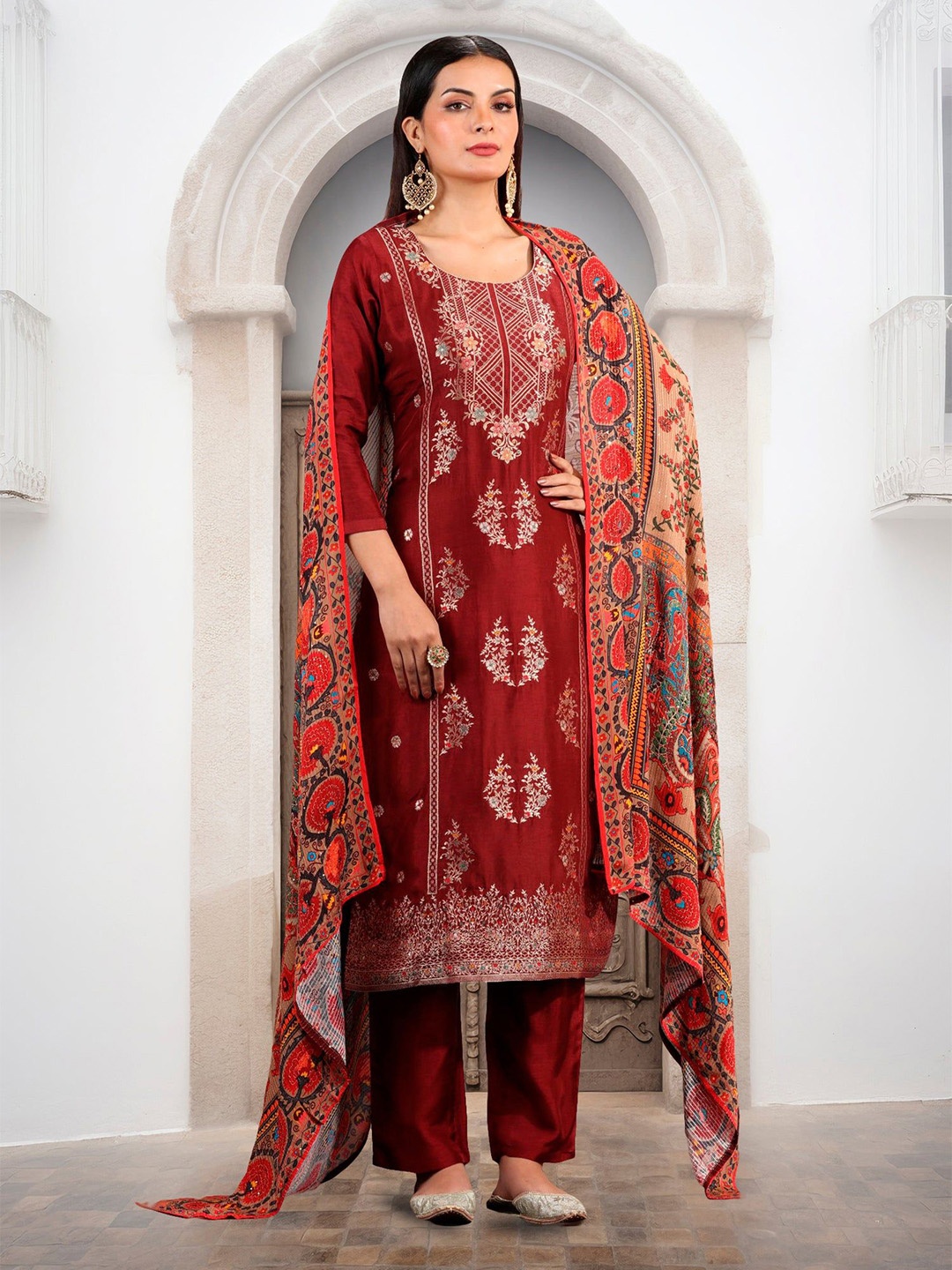 

FREYAA Women Floral Kurta with Trousers Sets, Red