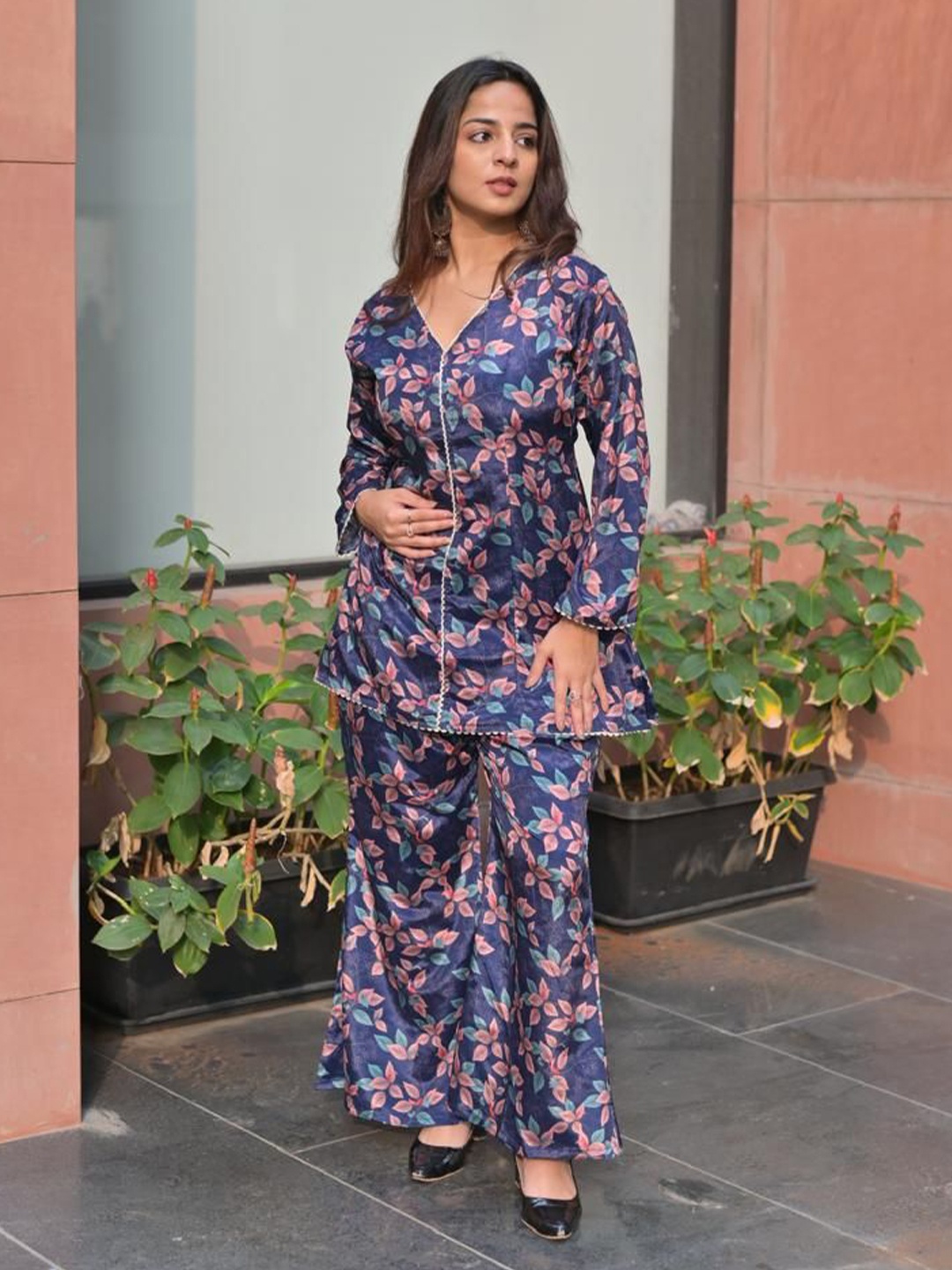 

SHREE KUDMAI Printed V Neck Pure Silk Tunic With Trouser, Blue