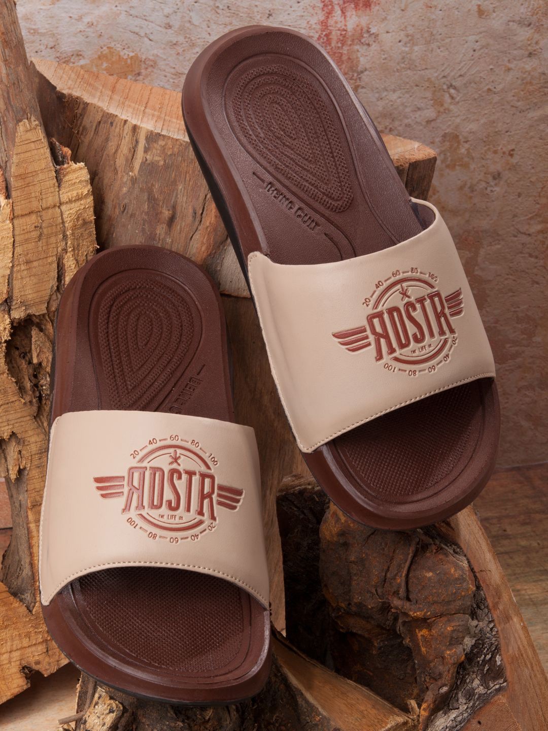 

The Roadster Lifestyle Co Men Graphic Printed Sliders, Beige
