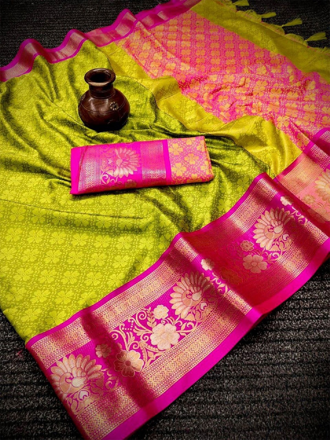 

Aika Woven Design Zari Pure Silk Banarasi Saree, Pink