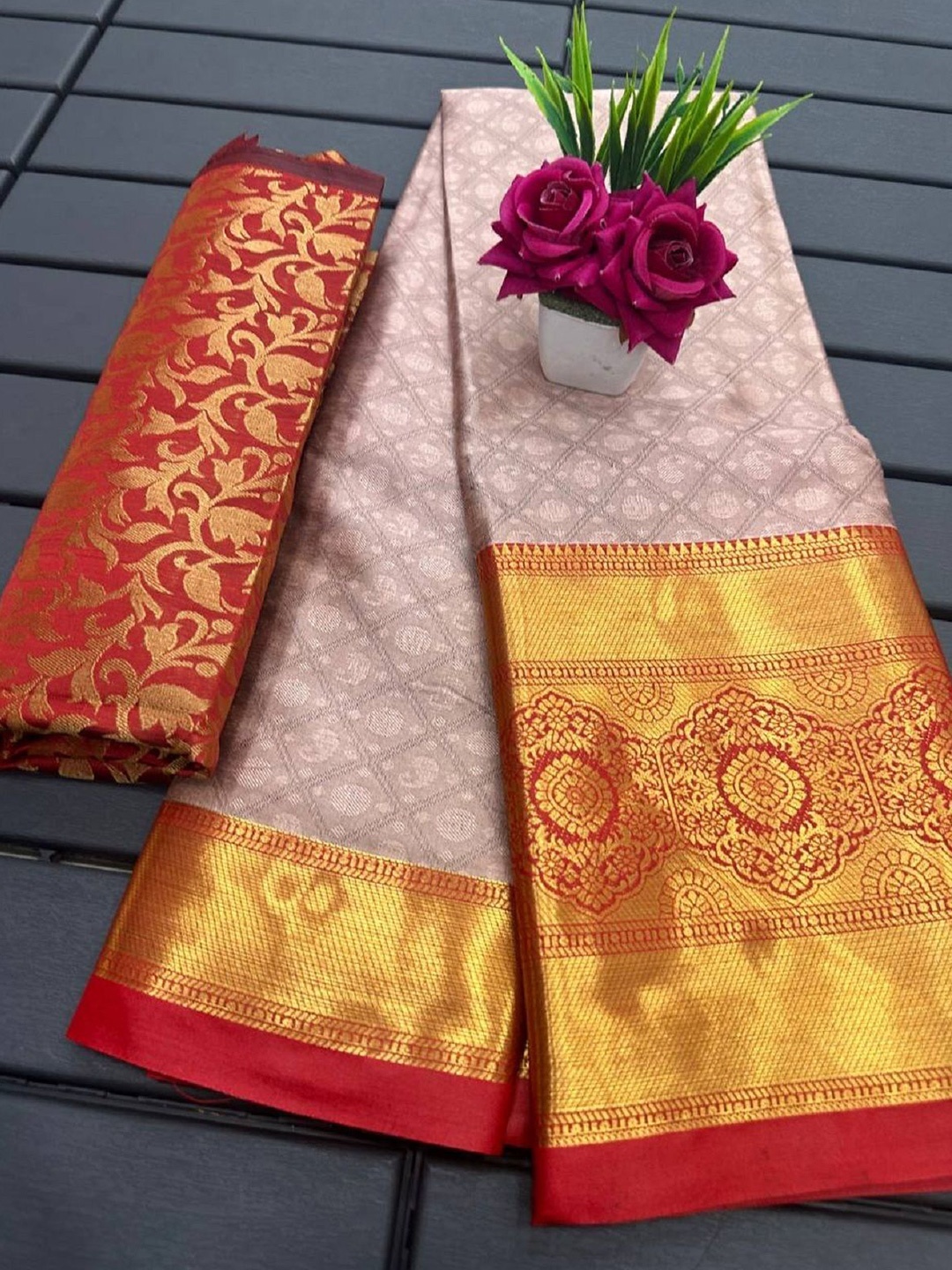 

Aika Woven Design Zari Pure Silk Banarasi Saree, Red
