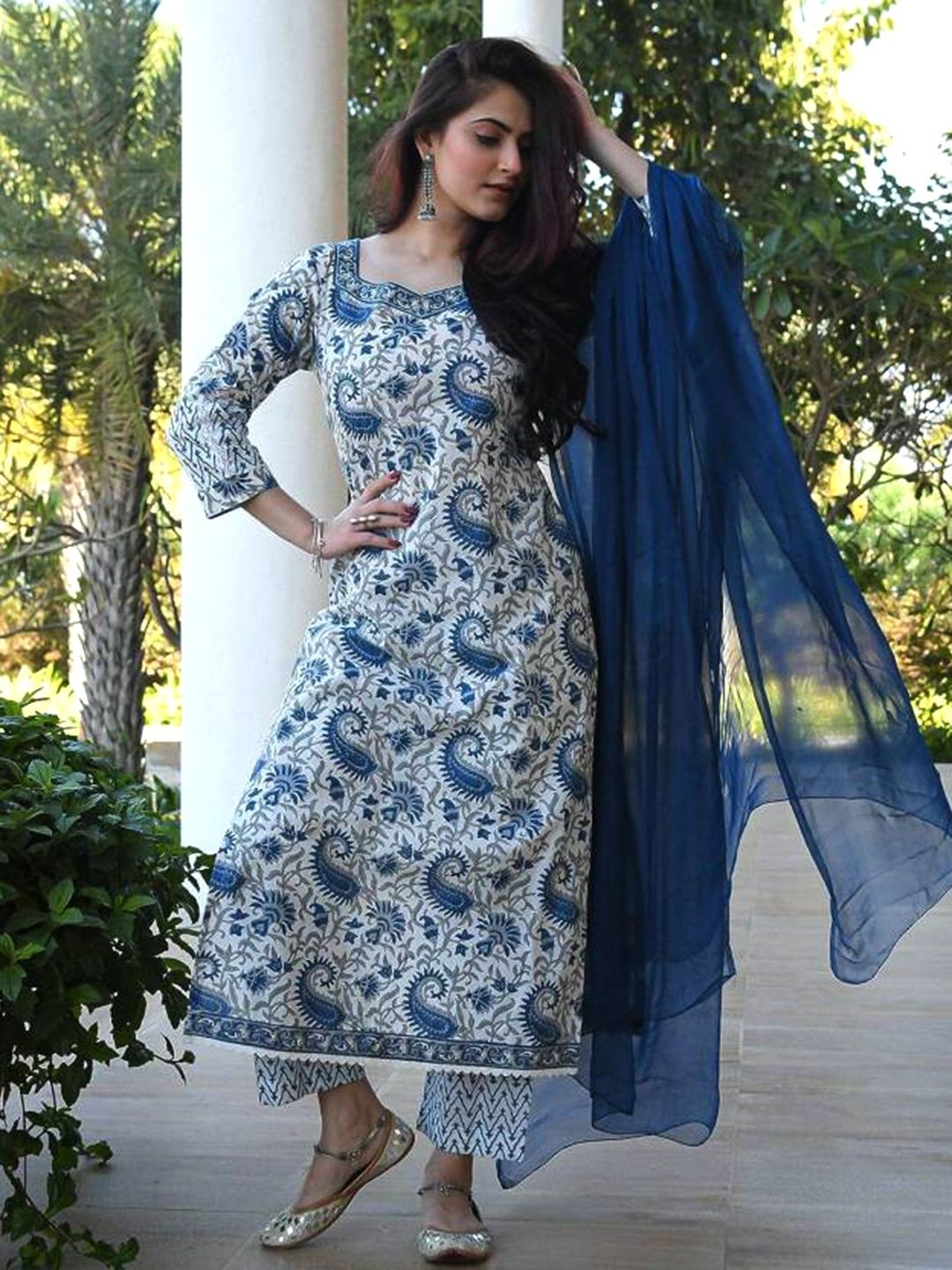 

7Threads Paisley Printed Sweetheart Neck Straight Kurta With Trousers And Dupatta, White